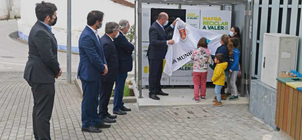 <span class="data" style="color:#6cca98">Abril</span><br/>Arranque da iniciativa ‘Mafra Reciclar a Valer +’: 12 máquinas para incentivar a reciclagem de embalagens de bebidas